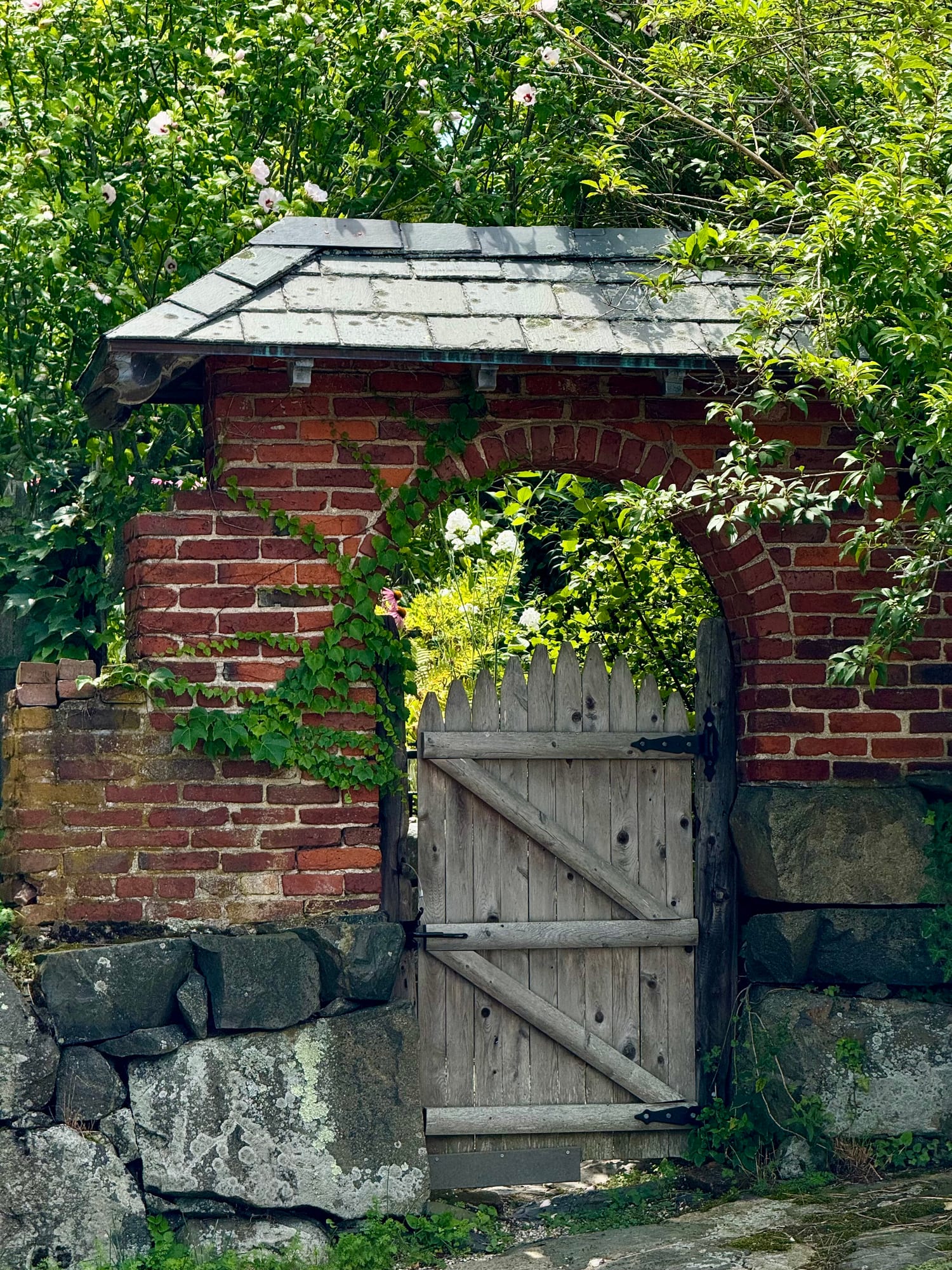 Gate
